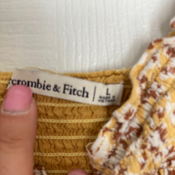 Yellow floral romper from Abercrombie and Fitch - Picture 2 of 3